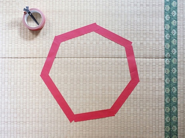 Кот в круге из изоленты Кот в круге из изоленты